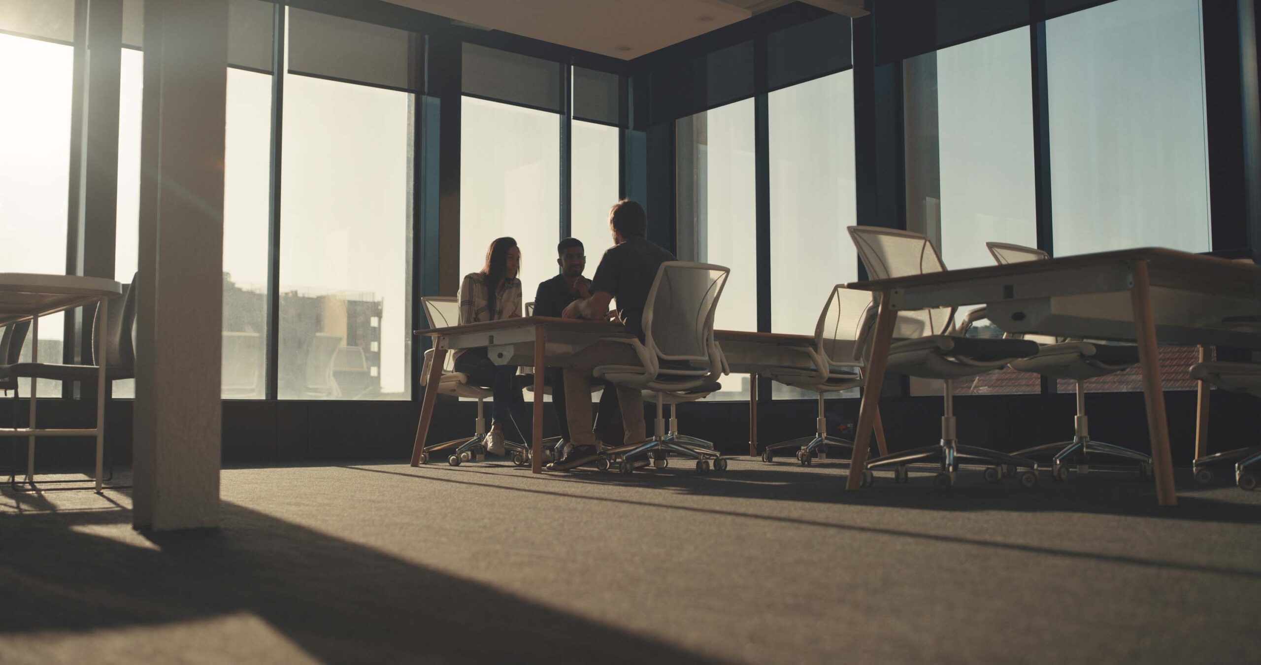 Personen im Office besprechen das Job Grading